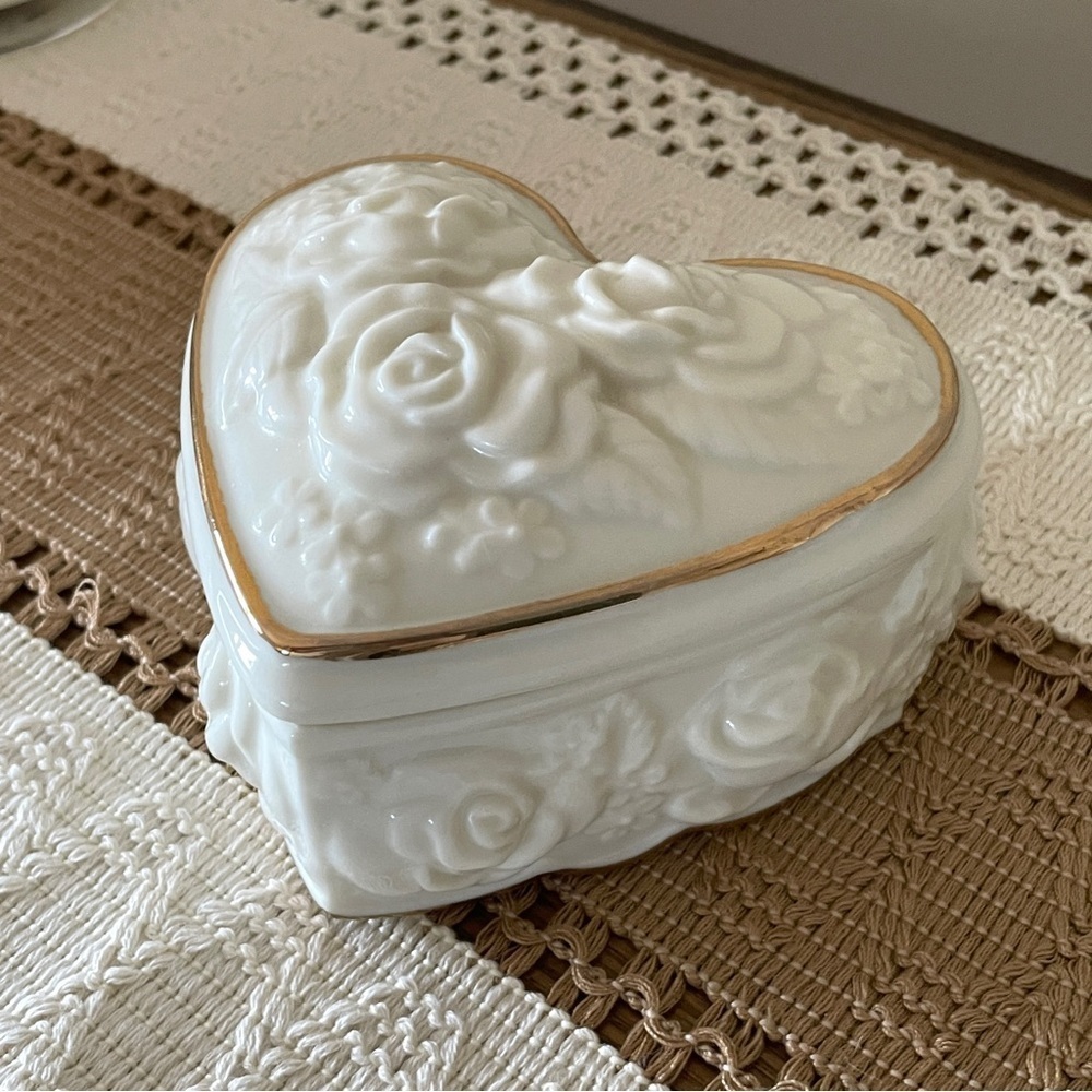 White Heart-Shaped Ceramic Jewelry Music Box with Gold Trim - Picture 3 of 11